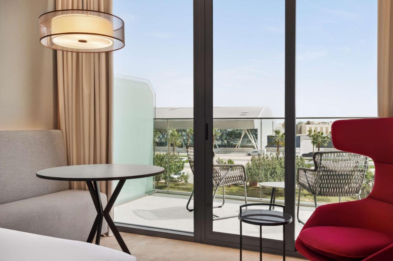Radisson Blu Hotel Riyadh Convention And Exhibition Center Εξωτερικό φωτογραφία A room at the hotel