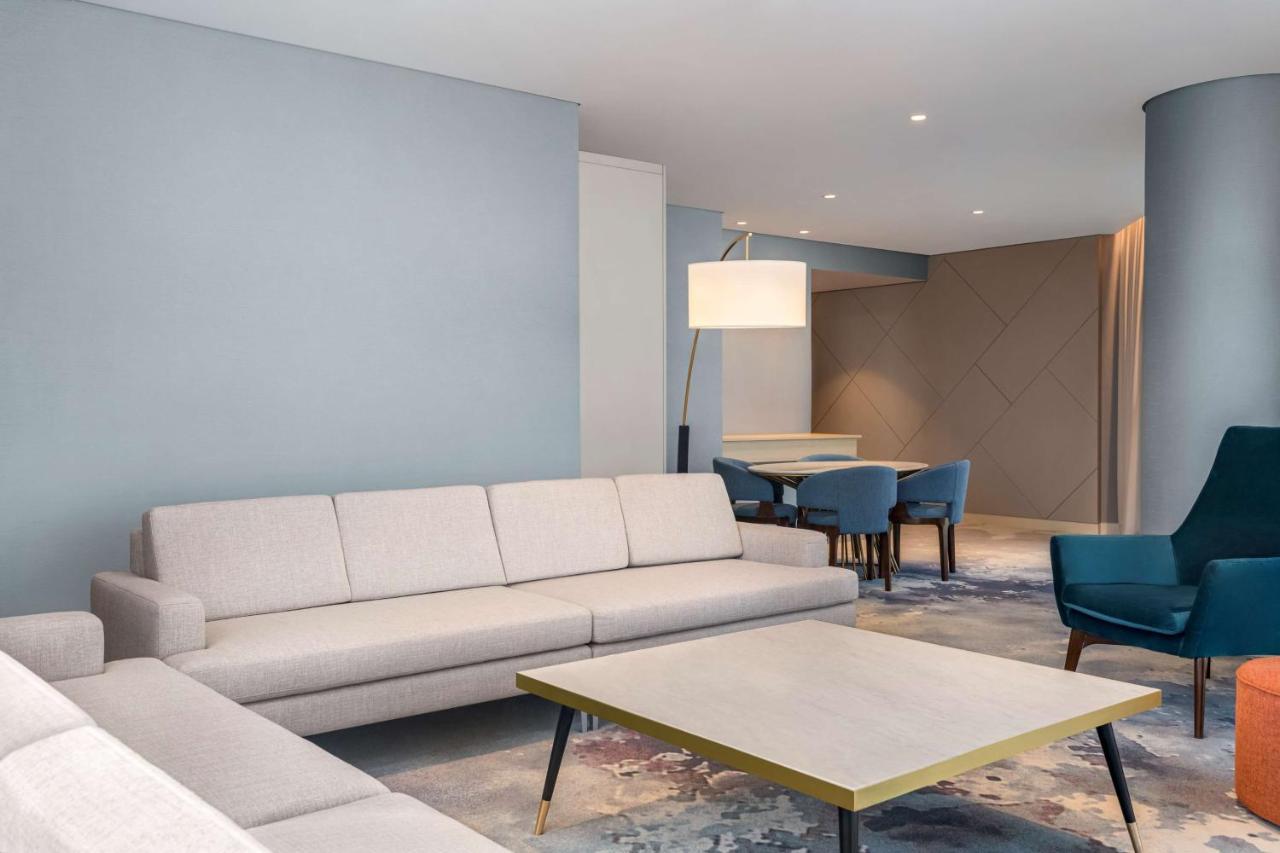 Radisson Blu Hotel Riyadh Convention And Exhibition Center Εξωτερικό φωτογραφία A living room in a suite at the hotel
