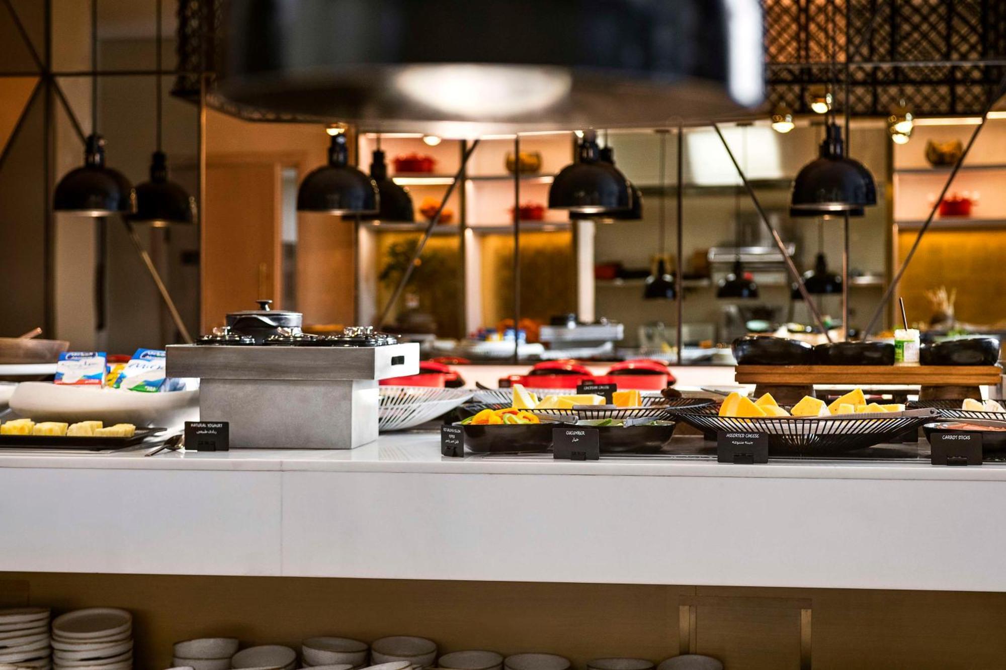 Radisson Blu Hotel Riyadh Convention And Exhibition Center Εξωτερικό φωτογραφία A buffet at a hotel