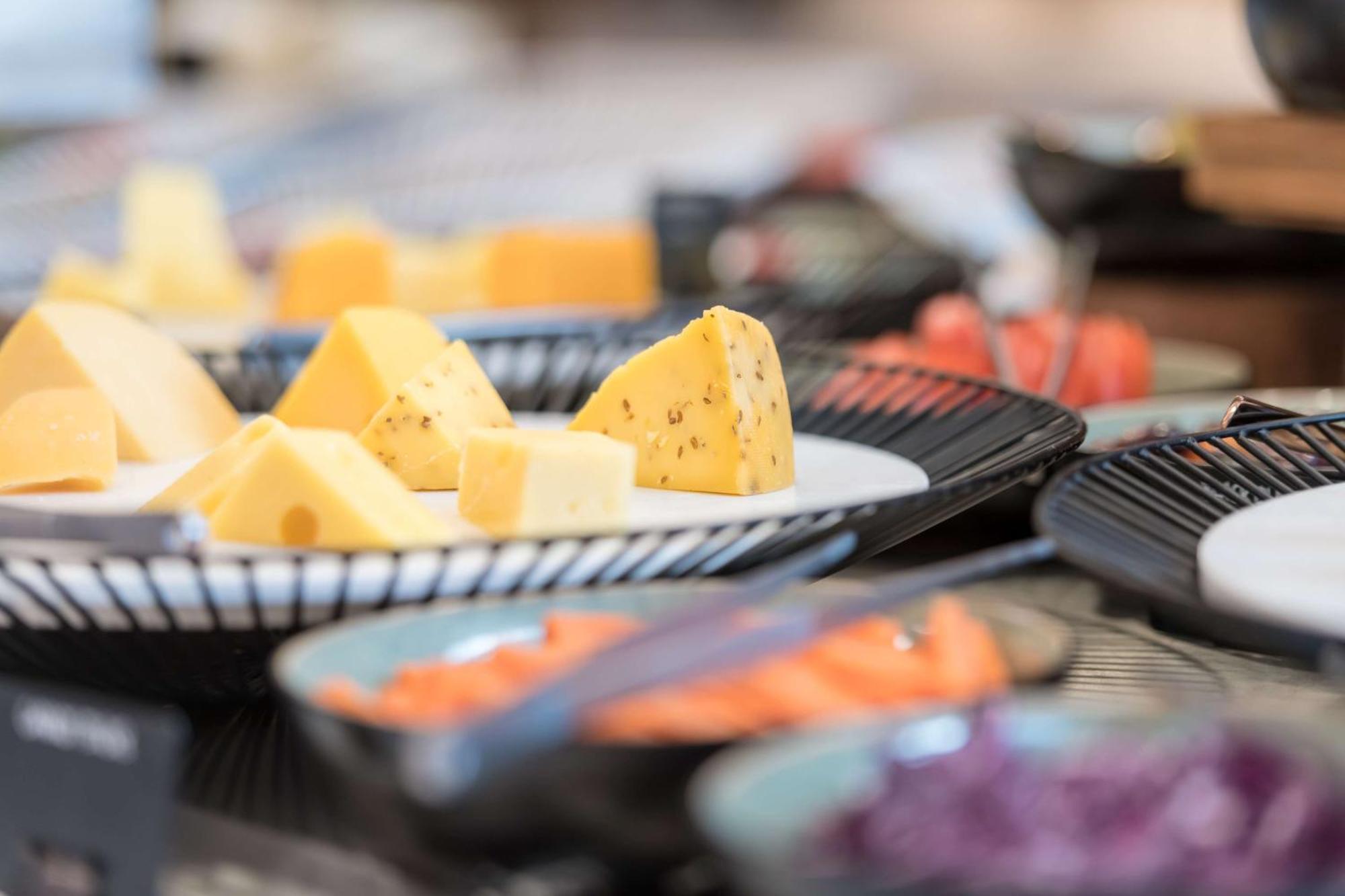Radisson Blu Hotel Riyadh Convention And Exhibition Center Εξωτερικό φωτογραφία Cheese at a buffet