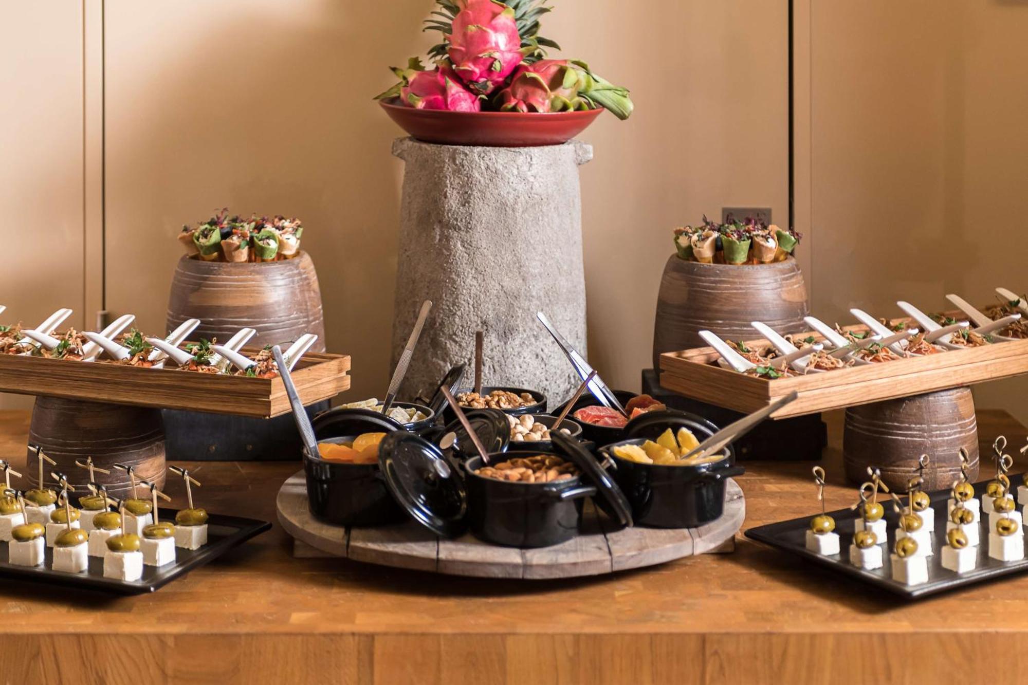 Radisson Blu Hotel Riyadh Convention And Exhibition Center Εξωτερικό φωτογραφία A cocktail buffet