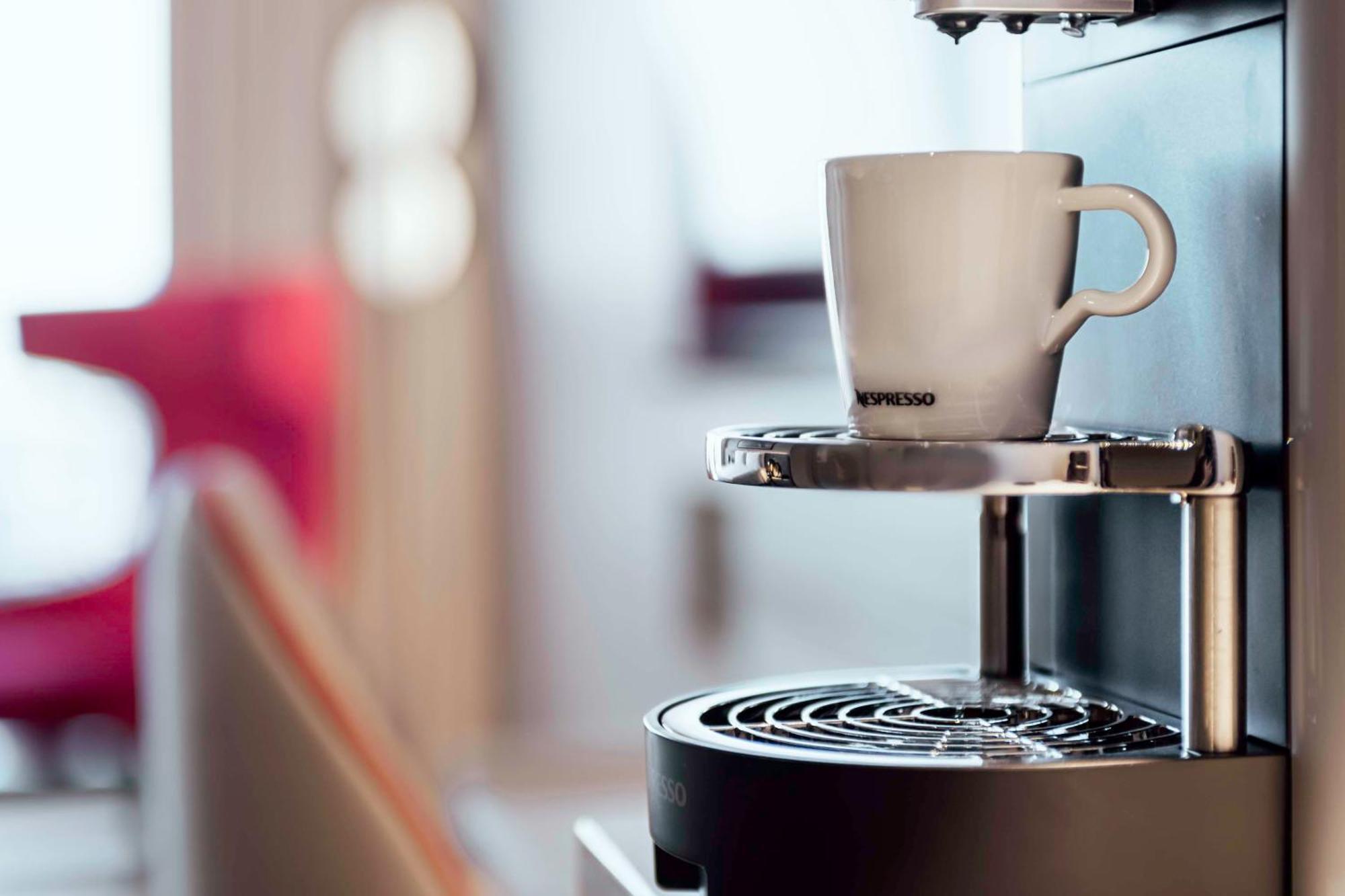 Radisson Blu Hotel Riyadh Convention And Exhibition Center Εξωτερικό φωτογραφία A Nespresso machine