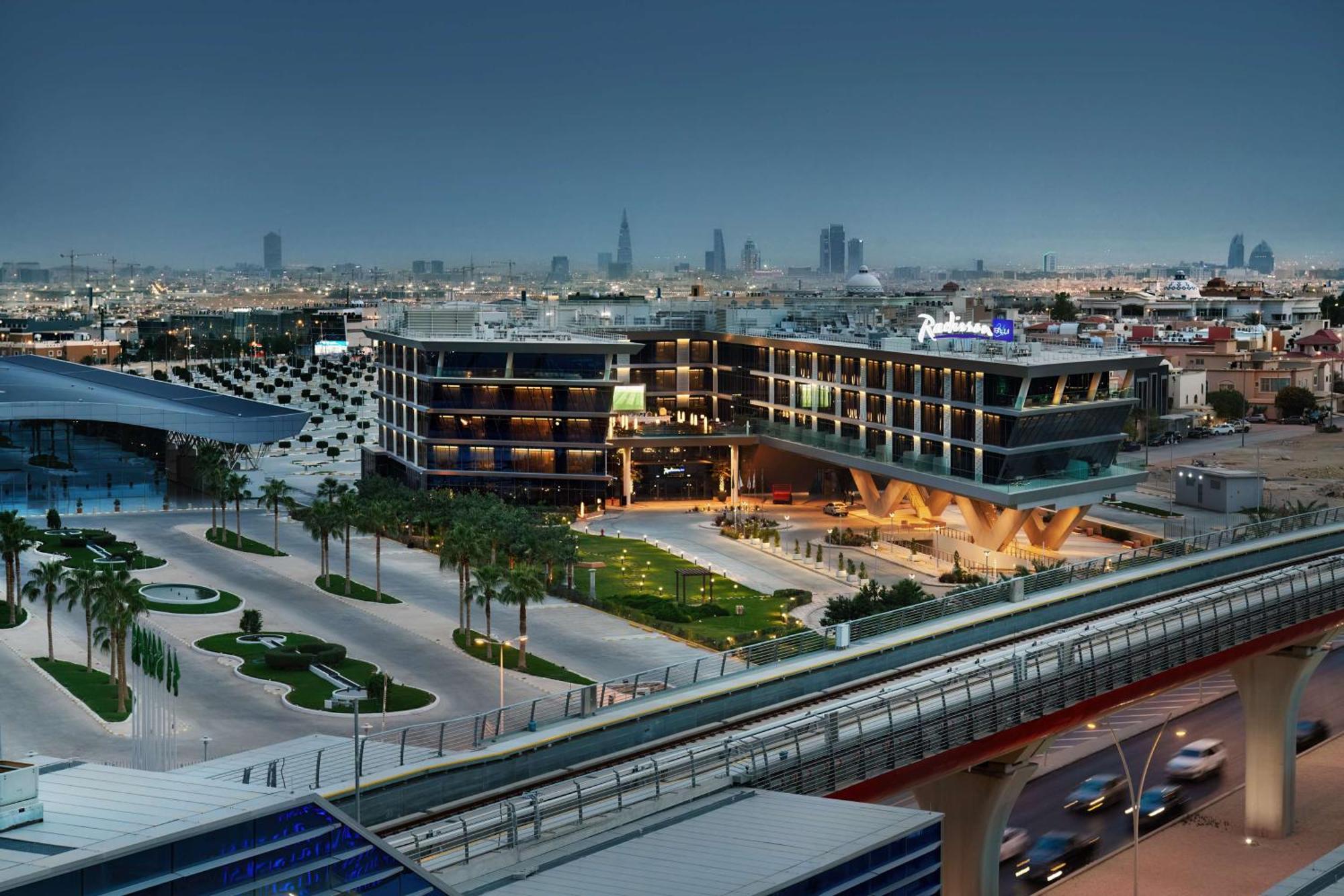 Radisson Blu Hotel Riyadh Convention And Exhibition Center Εξωτερικό φωτογραφία The station at night