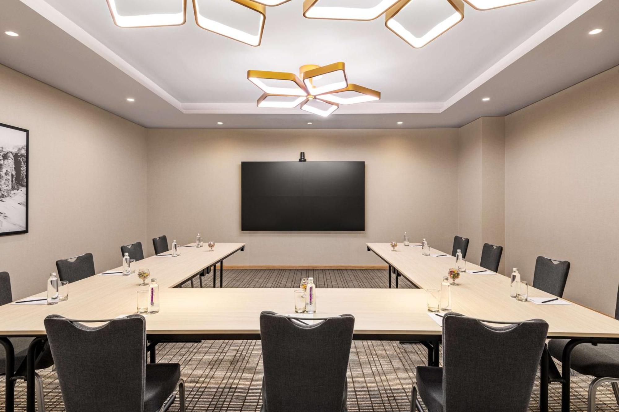 Radisson Blu Hotel Riyadh Convention And Exhibition Center Εξωτερικό φωτογραφία A meeting room at the Hilton Garden Inn