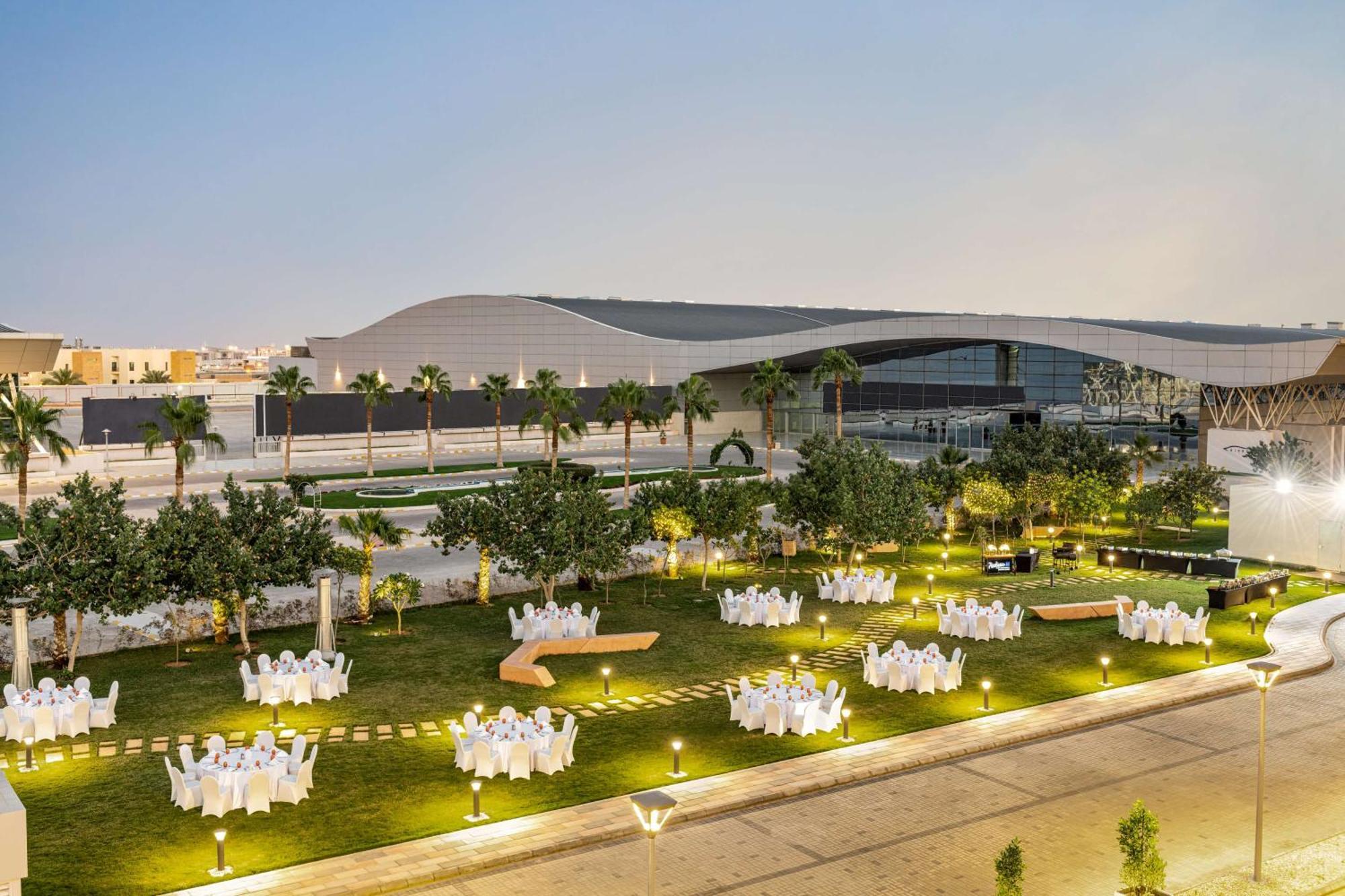 Radisson Blu Hotel Riyadh Convention And Exhibition Center Εξωτερικό φωτογραφία The lawn at the Ritz-Carlton, Riyadh