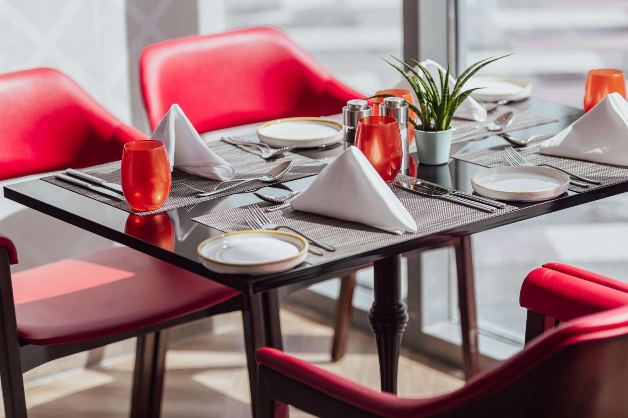 Radisson Blu Hotel Riyadh Convention And Exhibition Center Εξωτερικό φωτογραφία A table set for fine dining